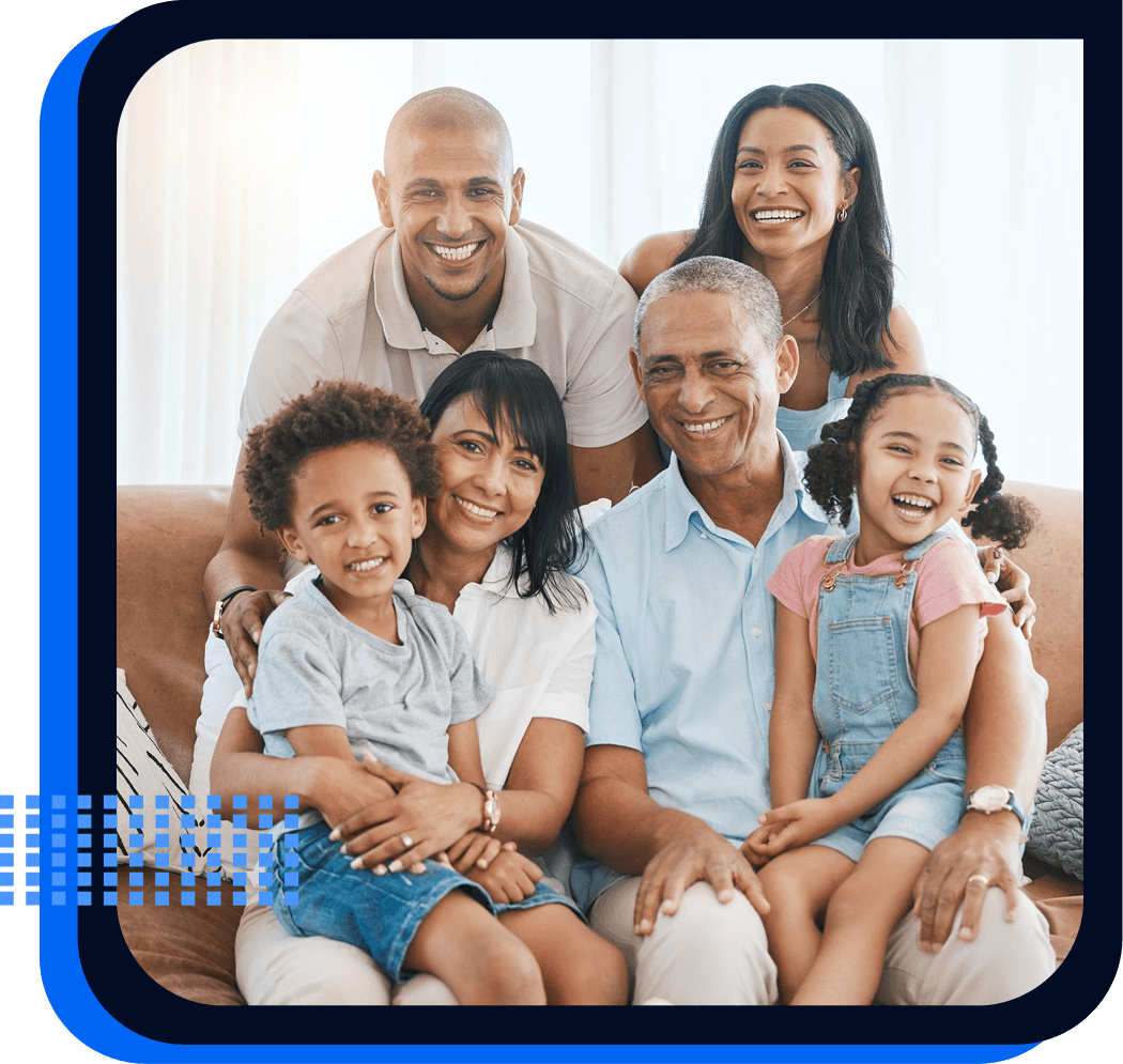 Família de colaboradores beneficiários de plano de saúde empresarial sorrindo em ambiente residencial